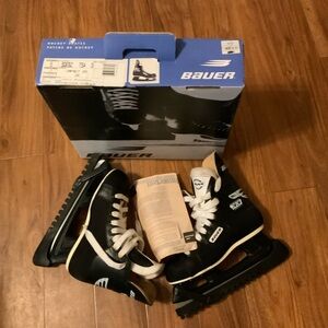 Vtg Bauer junior Black and White Hockey Skates. Sz. 5. Womens. Sz. 7. Brand New.